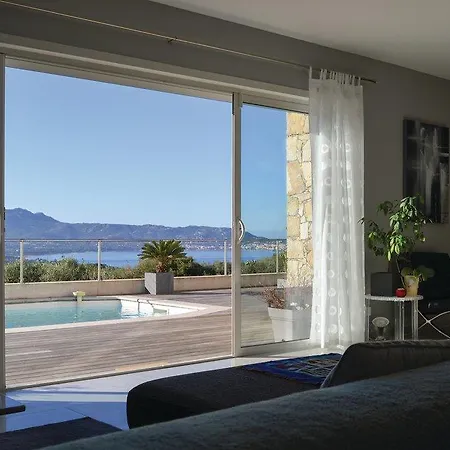 Three-bedroom Holiday In Lumio 度假居 *